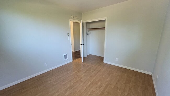 Building Photo - Family Home in Desirable Neighborhood!