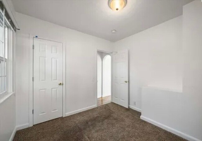 Building Photo - Charming 2 Bedroom Home with Fenced Backyard in Central Kennewick!