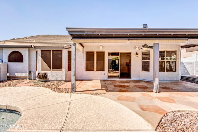 Building Photo - 1113 E Betsy Ln
