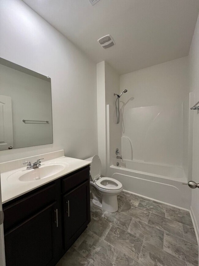 Building Photo - Move in Ready: 4 bedroom- 2 bath Beauty! Appliances Included