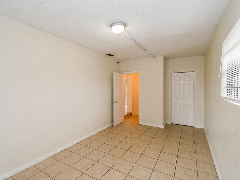 Building Photo - 3803 S Flamingo Terrace