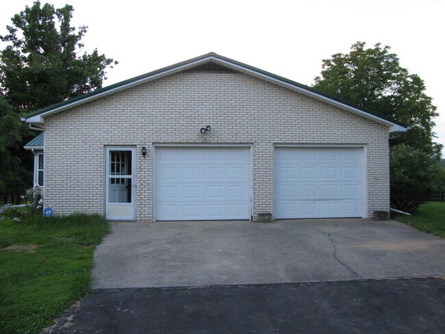 Building Photo - Private Farm House, Lots of Space, Country...