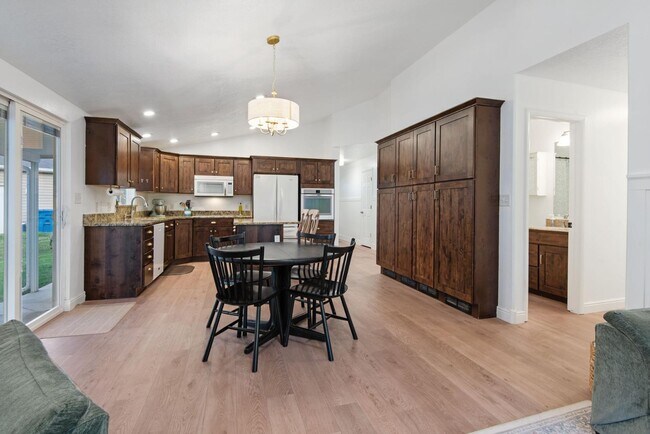 Building Photo - 2521 Apricot Pl