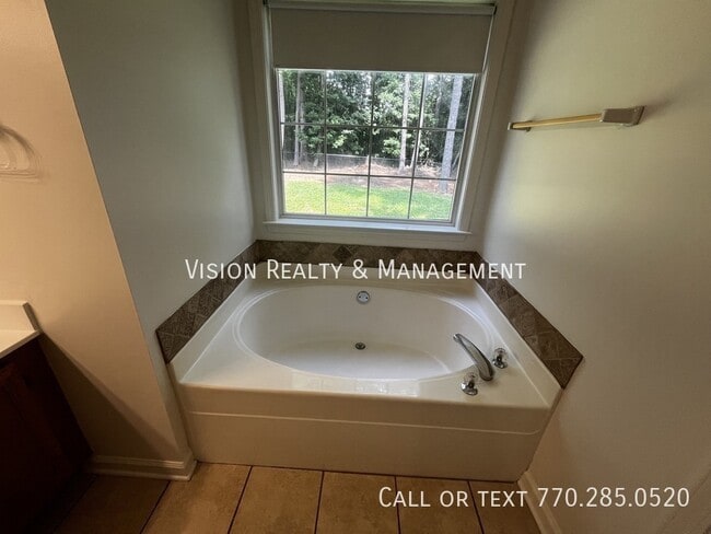 Building Photo - 64 Wooddale Ln