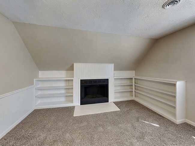 Building Photo - 1901 Pond Ridge Ct