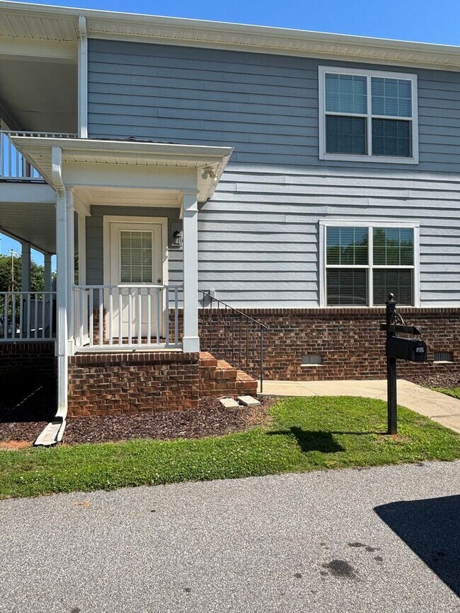Building Photo - Beautiful 3 Bedroom, 2 Bathroom Stacked Duplex in Anderson, SC