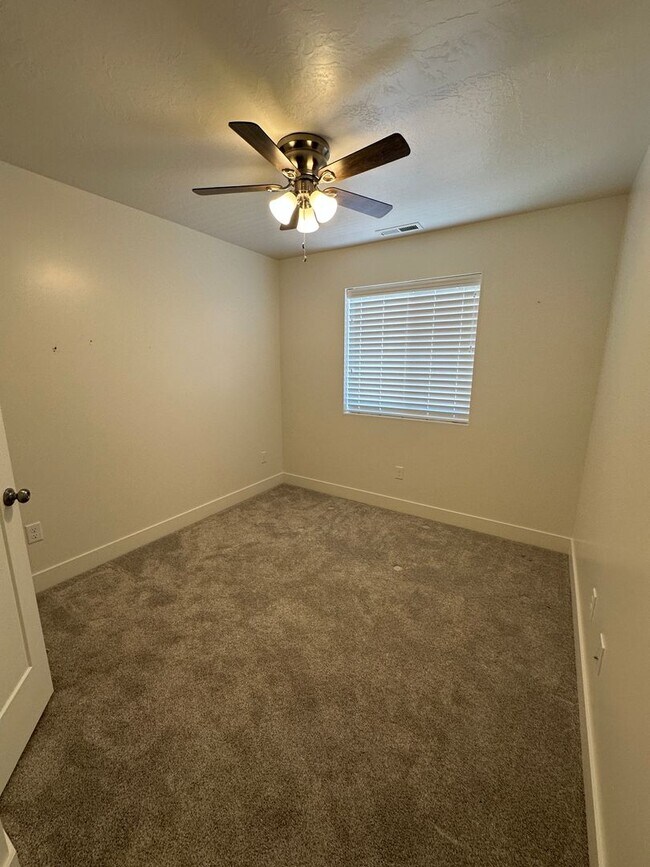 Building Photo - Charming Townhome