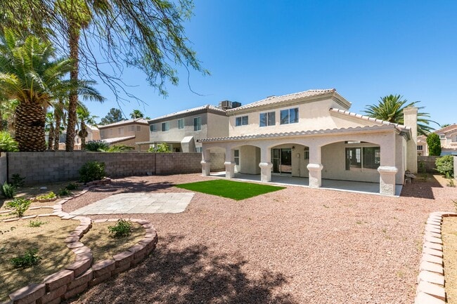 Building Photo - Stunning 3 Bedroom, 2.5 Bathroom Home in E...