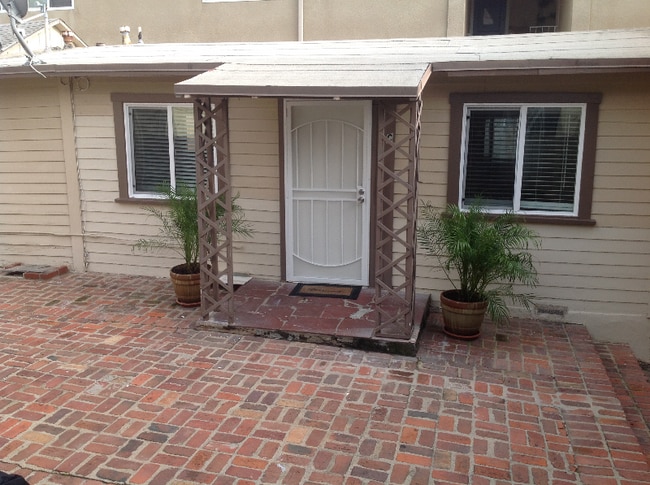 Building Photo - 933 18th St