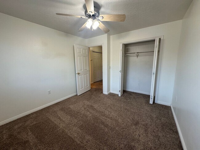 Building Photo - 2 Bed, 1.5 Bath Townhome in the Meadows