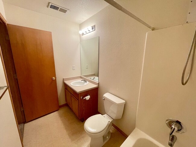 Building Photo - 2 Bed, 2 Bath Condo Near CSU!