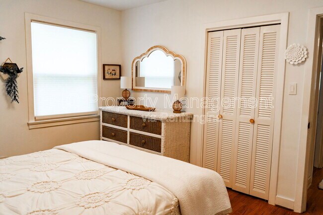 Building Photo - 3622 Hillvale Cir