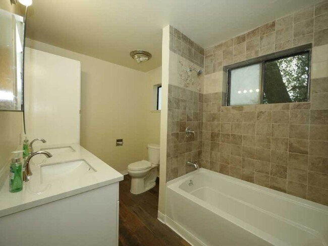 Building Photo - 703 Deer Ln