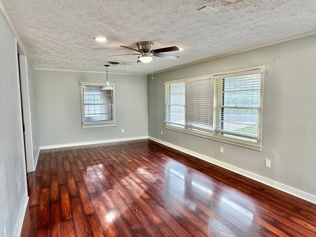 Building Photo - Inviting 3-Bedroom, 1.5-bath