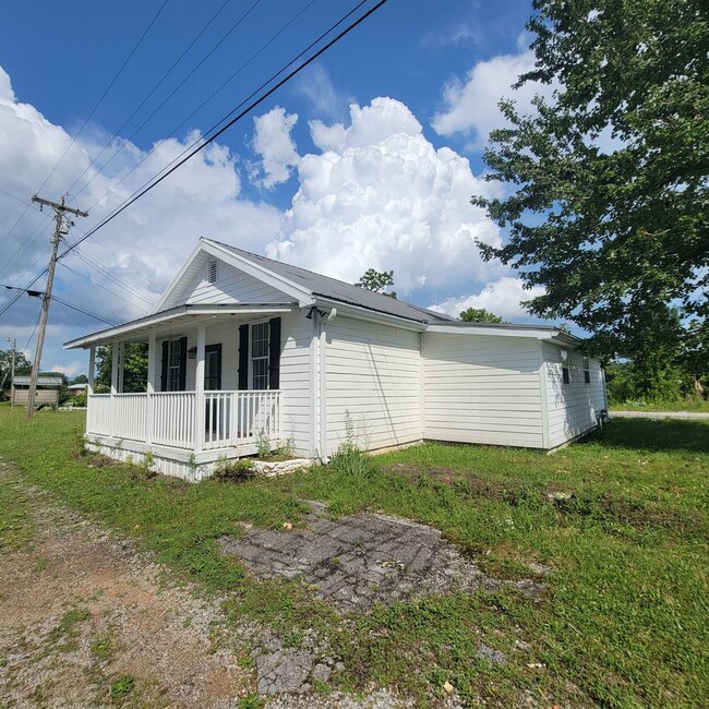 Building Photo - 2 Bed, 1.5 Bath-Residential/Commercial