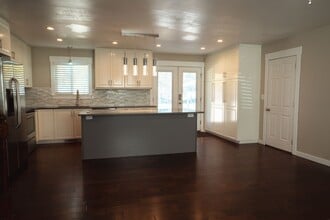 Building Photo - Gorgeous Family Home on Cul-de-Sac