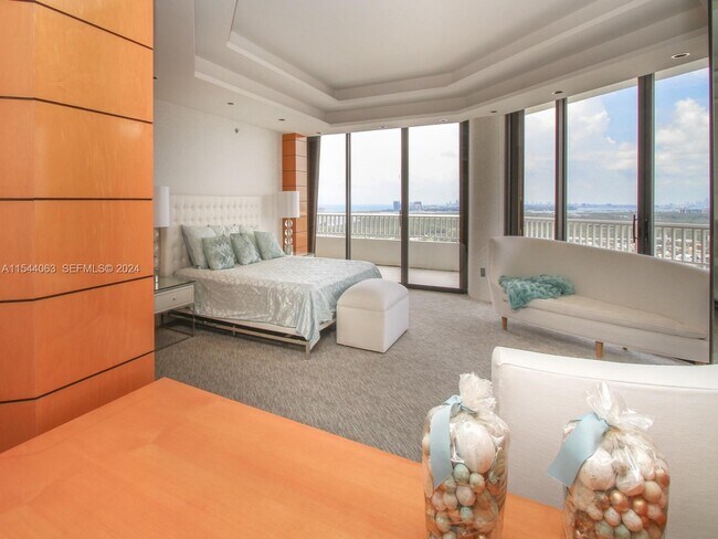 Building Photo - 2000 Island Blvd