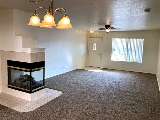 Building Photo - Beautiful 2 Bedroom, 2 bathroom Home in El Camino Village!
