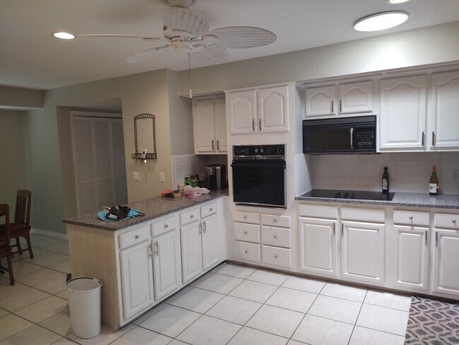 Building Photo - 997 Spinnaker Ct