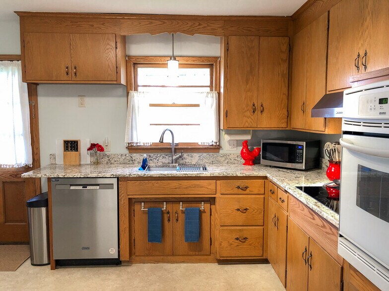 Kitchen with Dishwasher - 2915 W 71st St