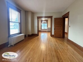 Building Photo - Charming 2 Bedroom Apartment in Northeast ...
