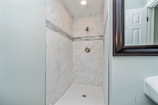 Building Photo - 152 Mann Dr