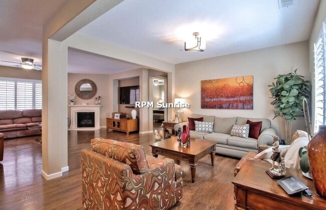 Building Photo - Spacious 3BR/2BA House Near Shopping & Dining
