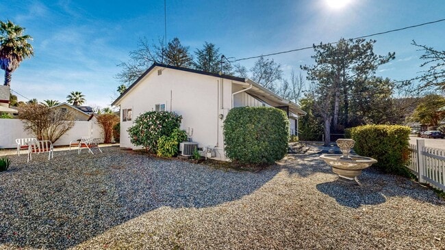 Building Photo - Delightful 2 Bedroom 1 Bath Unit with 1 Car Garage