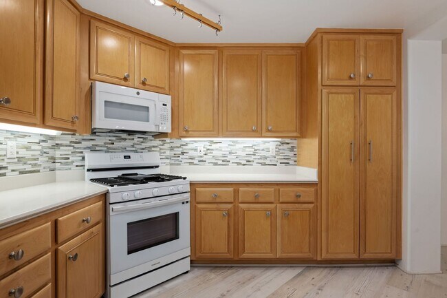 Building Photo - Extremely Rare Opportunity – 2 Bed / 2 Bat...