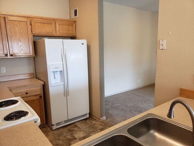 Building Photo - Beautiful Gardner Townhome-Available in MAY!!