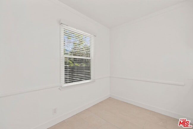 Building Photo - 219 3rd Ave