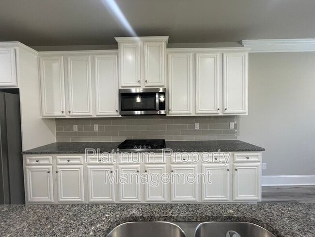 Building Photo - 5180 Mirror Lake Dr