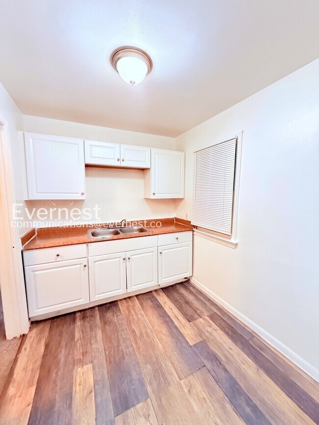 Building Photo - Charming Home with Detached Garage and Basement! | Pet Friendly