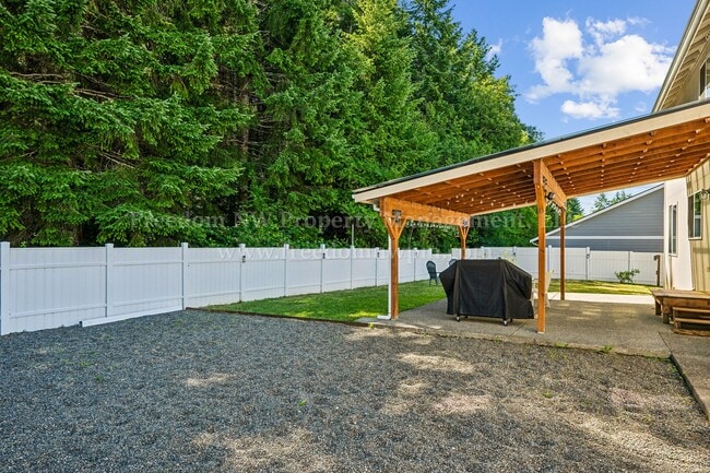 Building Photo - 704 Evergreen Place