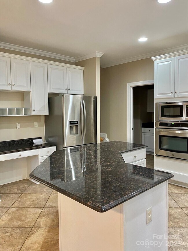 Building Photo - 605 Queenswater Ln