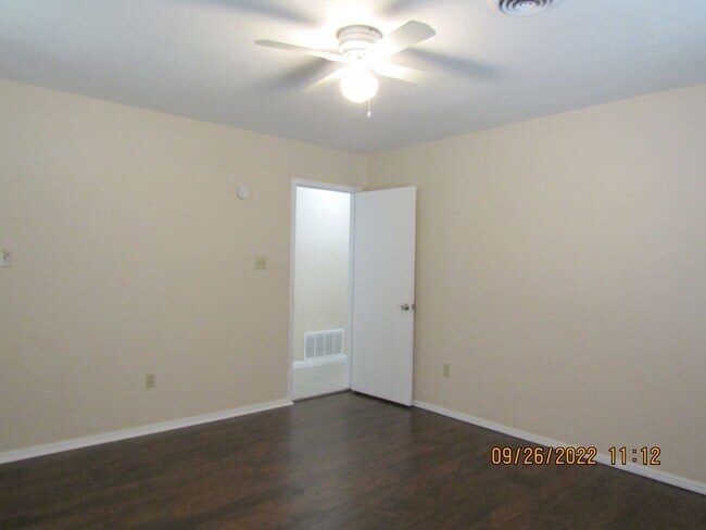 Building Photo - Crosby Park Area!