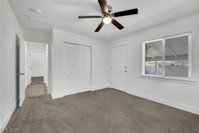 Building Photo - 1050 E Hassett Ave