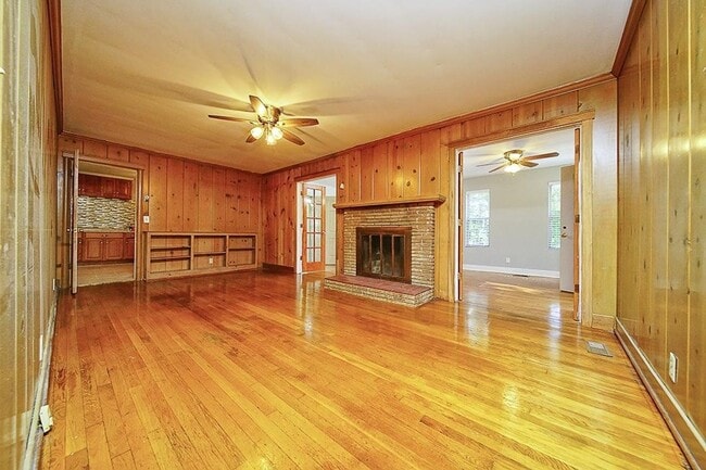 Building Photo - Beautiful 4-bedroom, 3-bathroom home located in the highly desirable Crieve Hall area!