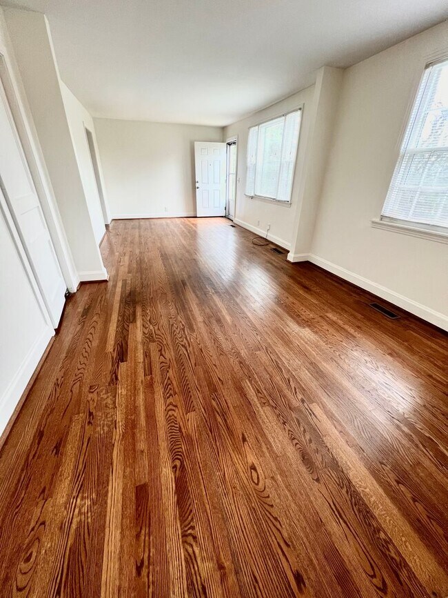 Building Photo - Madison Stunner! 3 Bed 2 Bath House W/ Fenced Back Yard