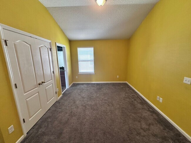 Building Photo - ***HOLIDAY SPECIAL NO RENT FOR DECEMBER*** Stylish 3BR Townhome with Garage & Walk-In Closet
