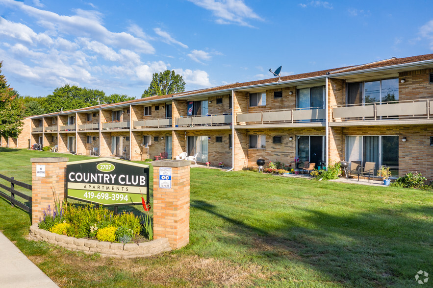 Community - Country Club Apartments