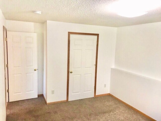 Building Photo - 5 bed 2 bath House for Rent