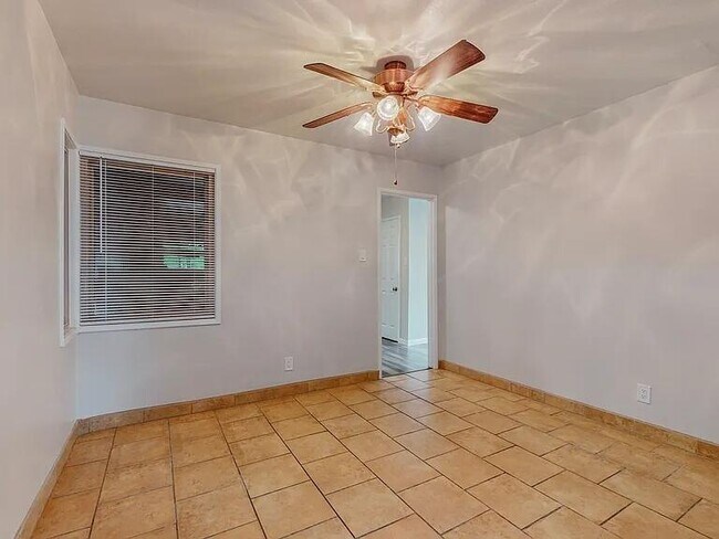 Building Photo - 1701 Hoffman Dr NE