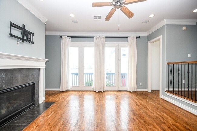 Building Photo - 2222 Hilshire Lake Dr