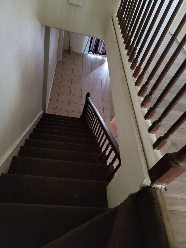 Building Photo - 2 Bedroom, 2.5 Bath Townhouse