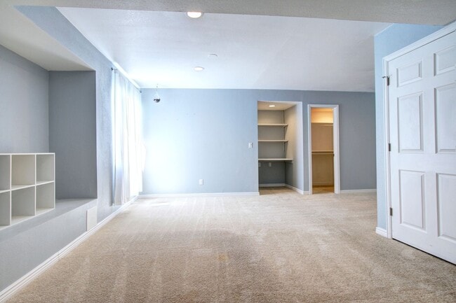 Building Photo - Rare Sapphire Pointe 2 bed townhome for le...