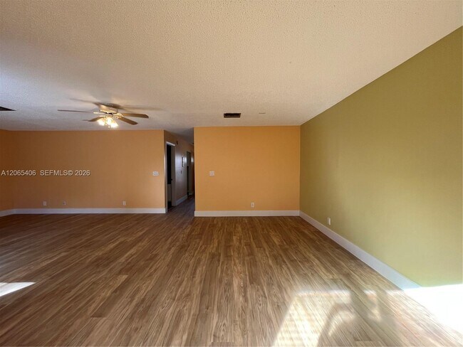Building Photo - 5170 Tennis Ln