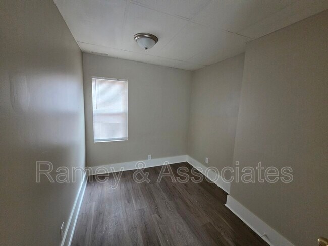 Building Photo - 2402 Rowan St