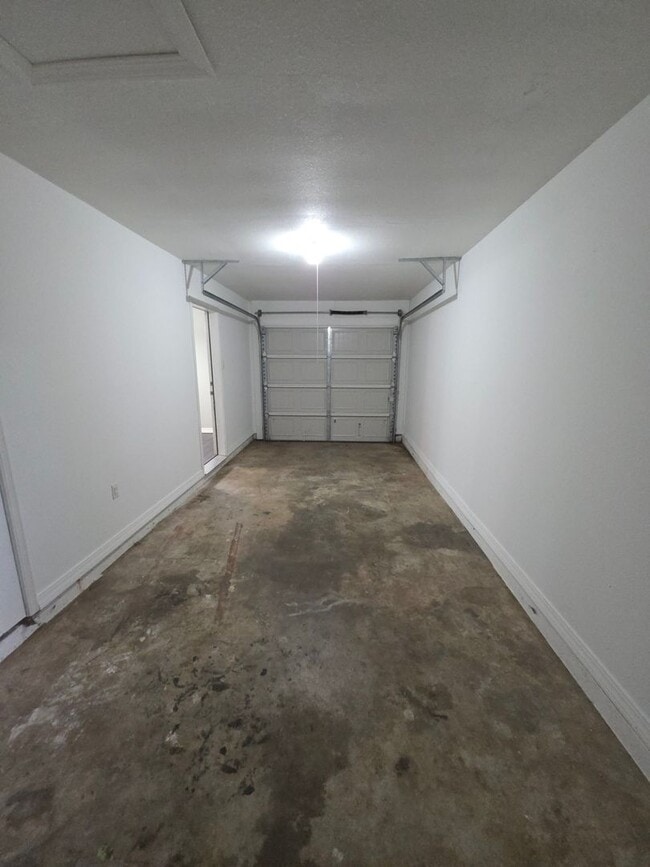 Building Photo - 2211 S Hartford Cove