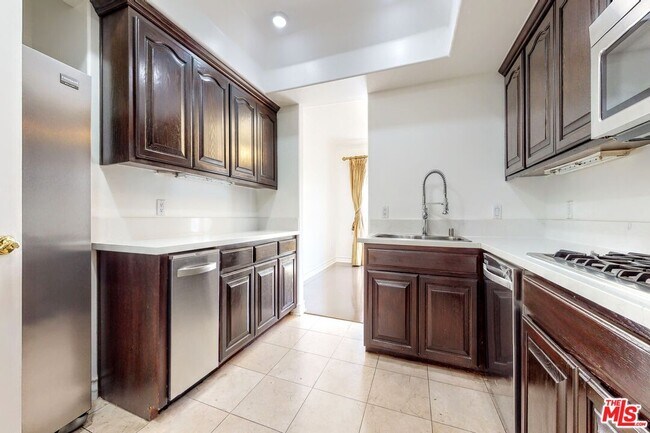 Building Photo - 353 S Reeves Dr